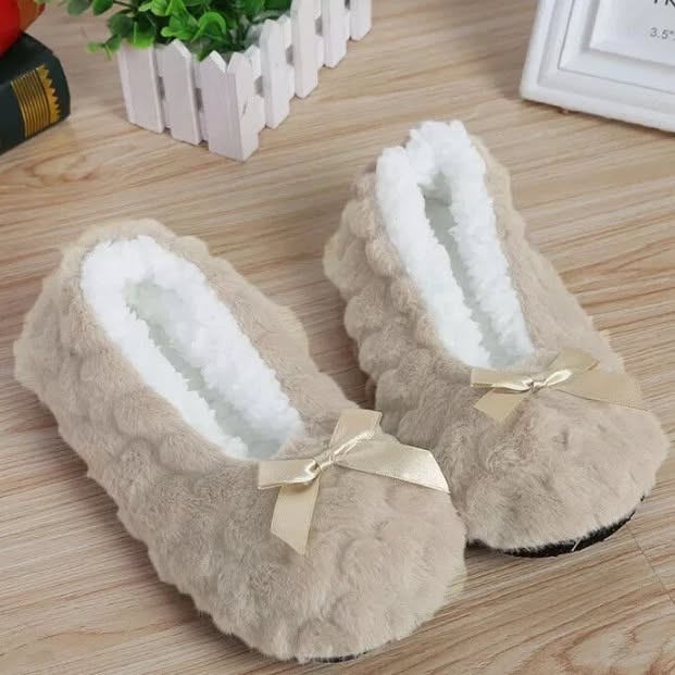 Women’s Indoor Warm Soft Plush Slippers Random Colours Random Designs Cozy Winter Home Footwear Comfortable Furry Ladies Slippers Soft Plush Warm Indoor Shoes for Women