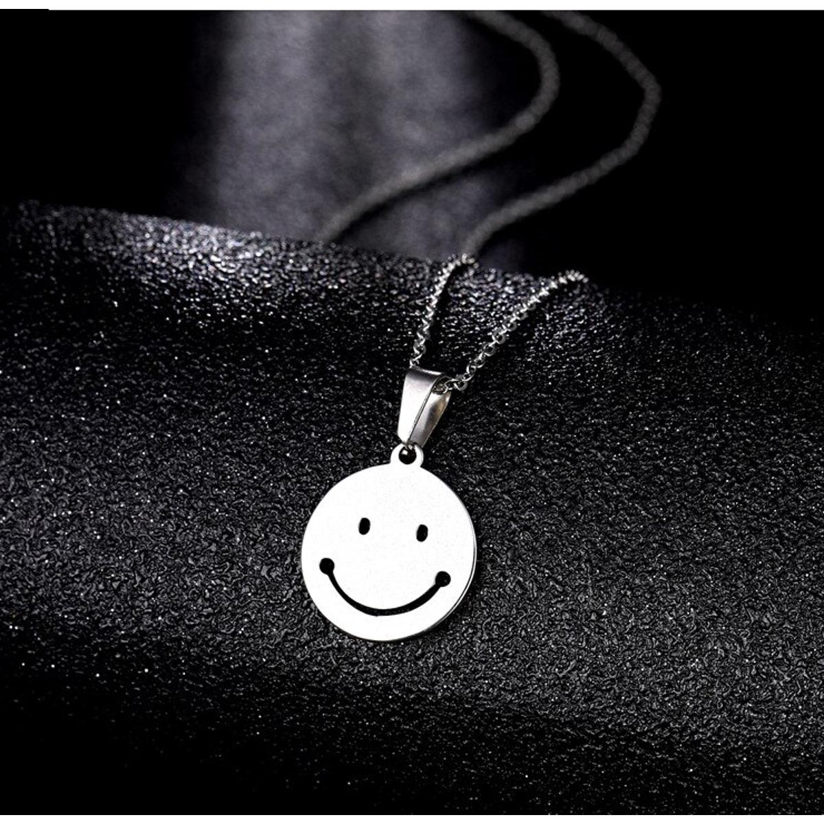 Cute Smiley Necklace Smiley Face Pendant Necklace for Girls Fashion High Quality Charm Necklaces in Silver Chain Happy Gifts for Women Jewelry