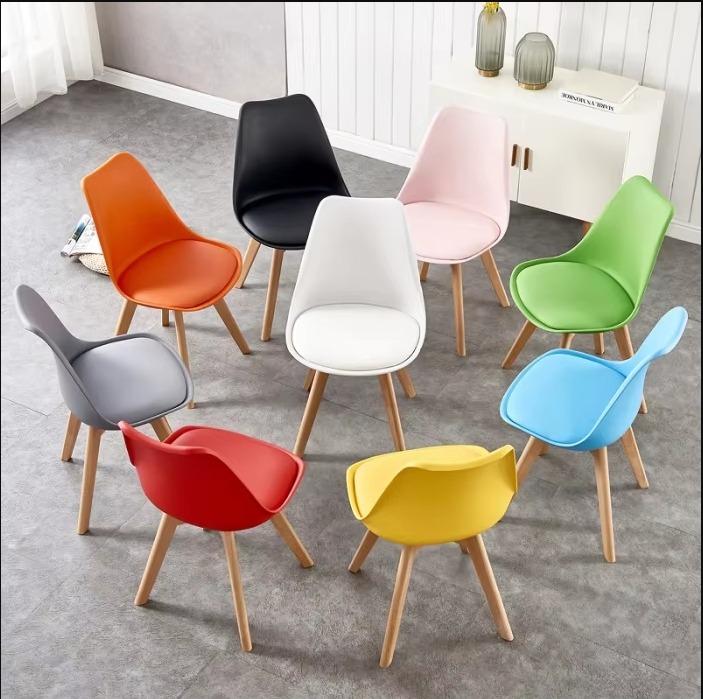 Modern Tulip Dining Chair – Minimal design, soft cushioned seat; perfect for dining areas, study corners, cafés, or modern living rooms.