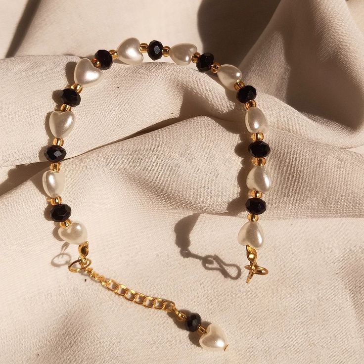 Elegant Heart Pearl Bracelet for Women - Handmade Black & White Beaded Wristlet - Aesthetic Jewelry Gift