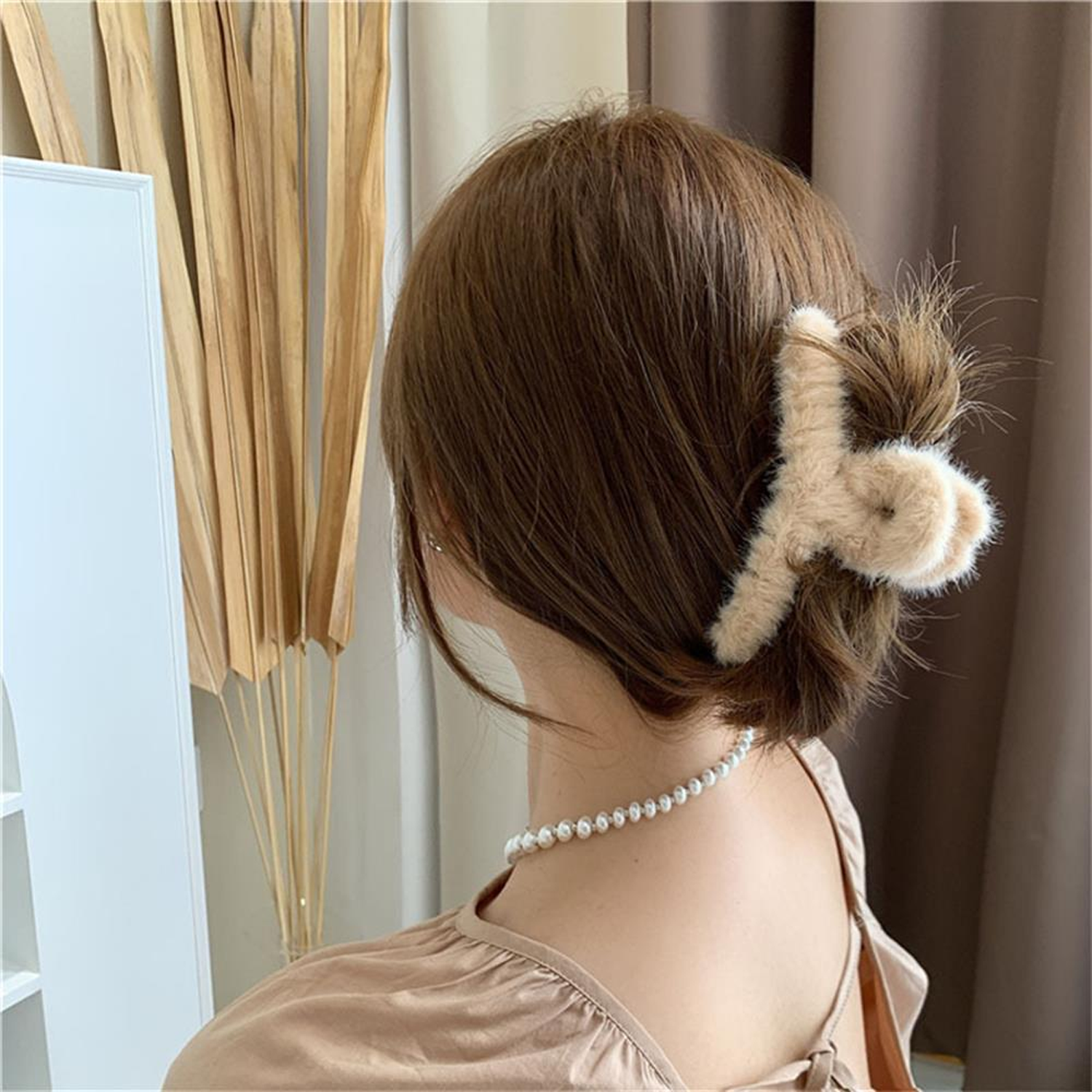 1 pcs Cute Korean Velvet Hair claw Women Fashion Hair Clips Hairpins Crab Clips Fluffy Plush Hair Claw Clips soft fur hair clip hair barrettes clamps Big Fluffy Faux Fuzzy Hair Claw cute Hair Accessories