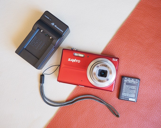 Sanyo T1496R (Red) | 10/10 Condition | 14MP Digital Camera with 4x Optical Zoom | HD Video, Stylish Compact Design