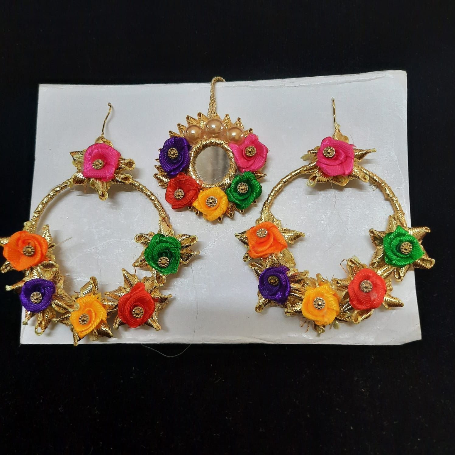 mehndi jewelry sets available - earrings and matha teeka - mayun mehndi earrings and matha teeka - mayun mehndi set - mehndi wear - mayun wear - dholki accessories for bride - bridal wear - formal wear - fashion jewelry -mehndi earrings - matha teeka