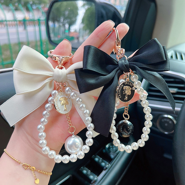 Fashion Big Bow Tie Key Chain Pearl Chain Women's Car Key Chain Pendant Statement Tote Hanging Ornament Bag Decorations Keychain for Wallet Purse Bag Earbud Case Accessories Pendant