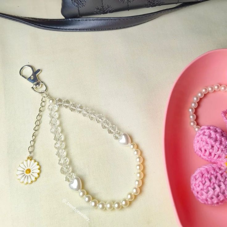Handmade Aesthetic Pearl & Crystal Phone Charm for Women – Elegant Daisy Flower Keychain | Premium Mobile Phone Strap, Bag Pendant & Purse Charm | Cute Y2K Coquette Accessory – Perfect Gift for Girls & Teens