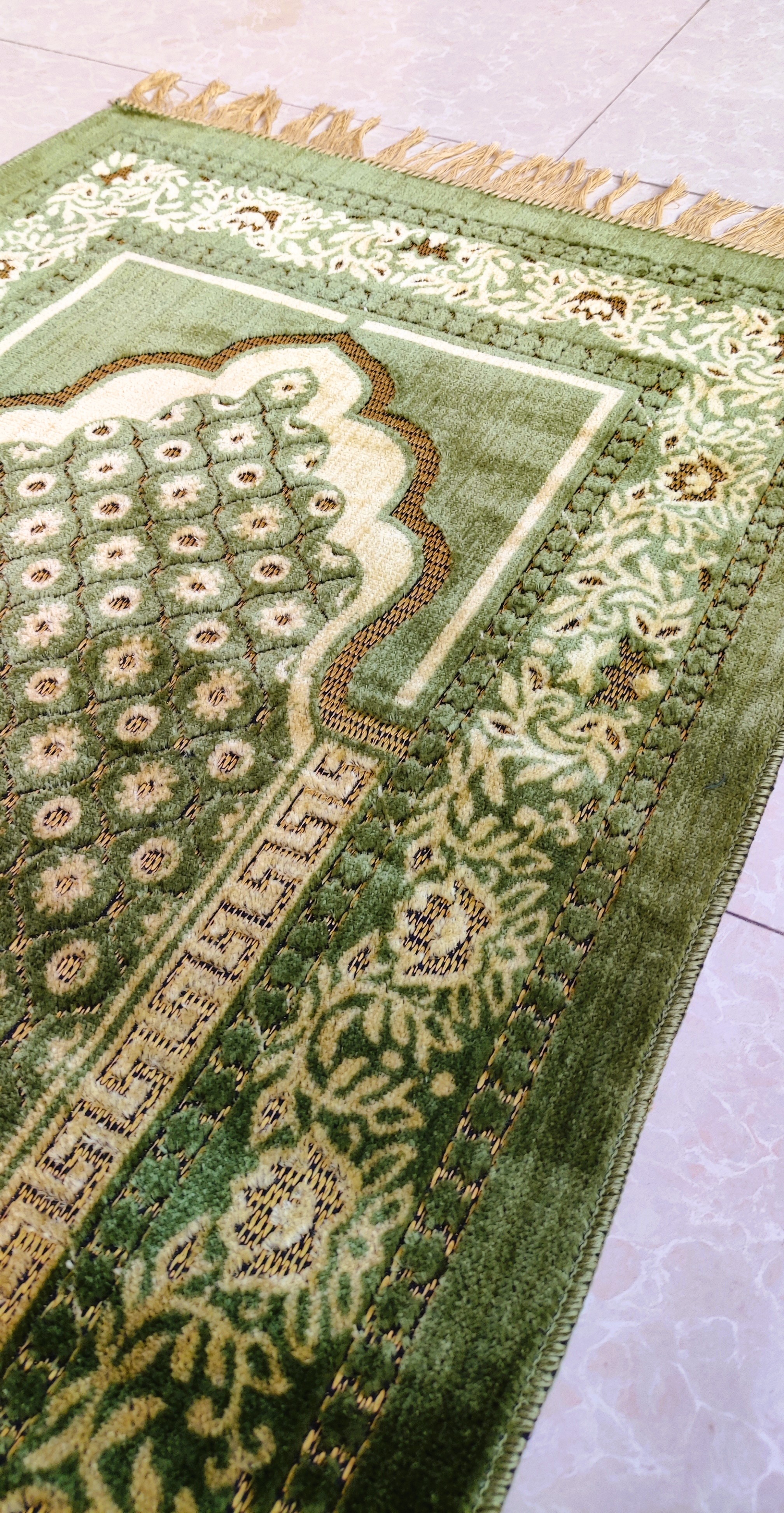 Traditional Mehrab Design Janamaz / Muslims Prayer Rug