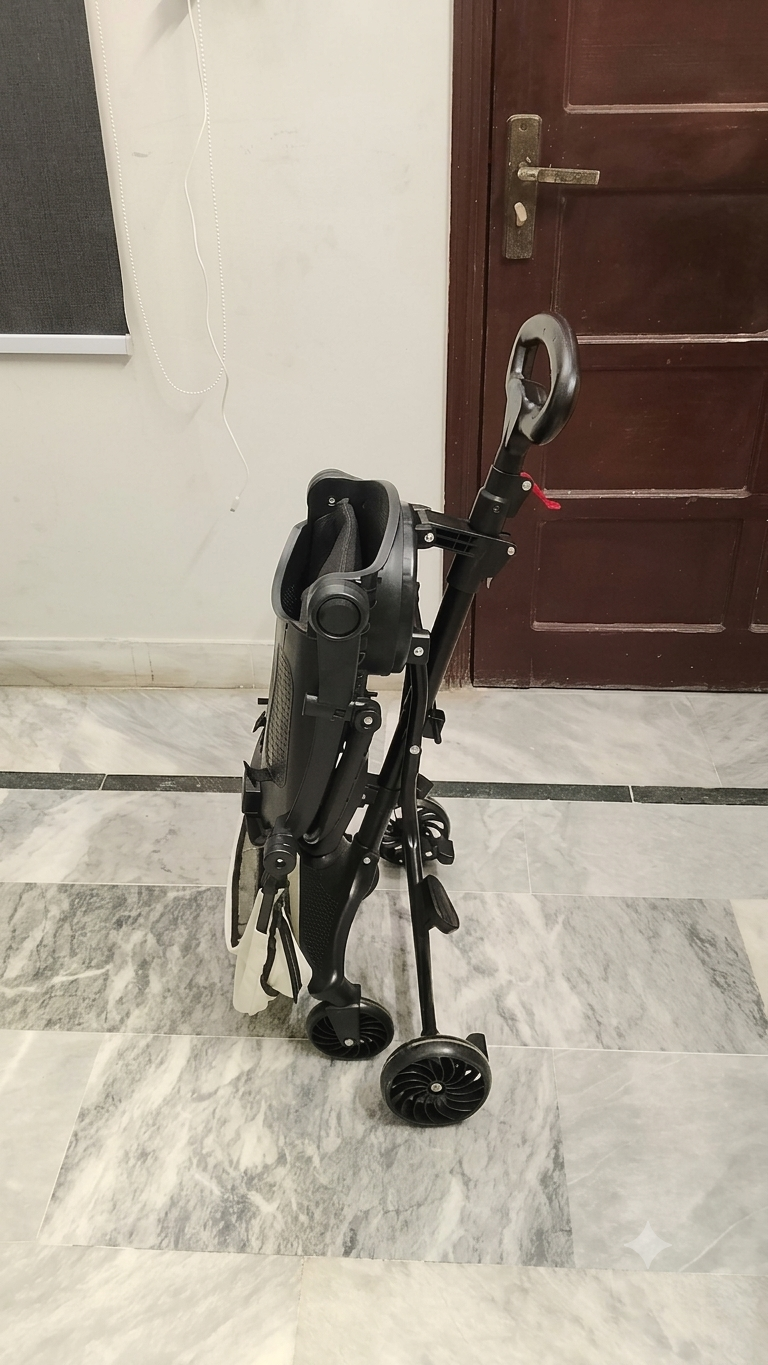 Baby Stroller, Foldable Four-Wheeled Child Stroller, Lightly and Easily Foldable Child Stroller, Suitable For 1-5 Years Old