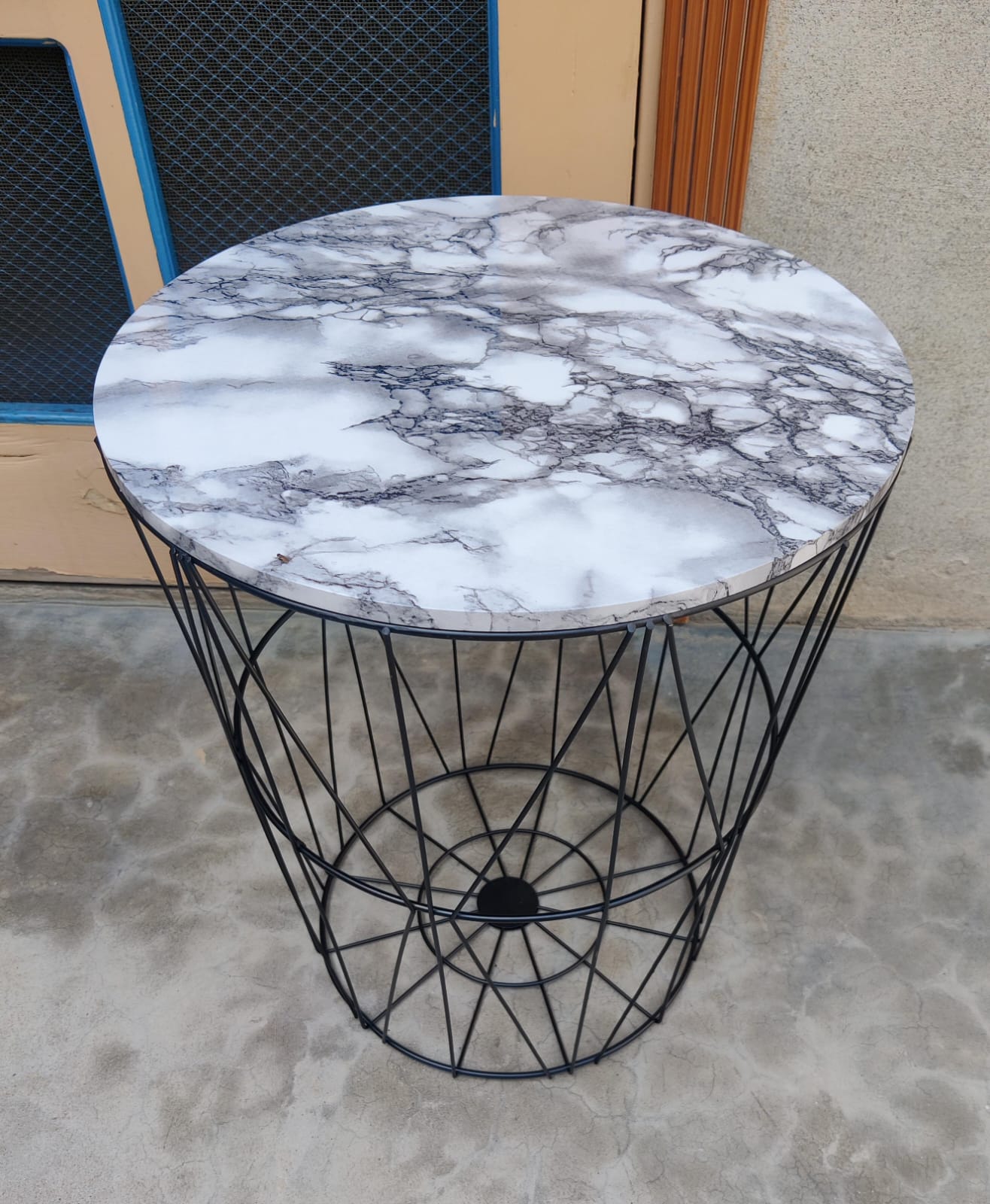 METAL WIRE REMOVABLE WOOD TOP FOLDABLE ROUND COFFEE SIDE TABLE STORAGE BASKET( 16 L 16 W 18.5 H )