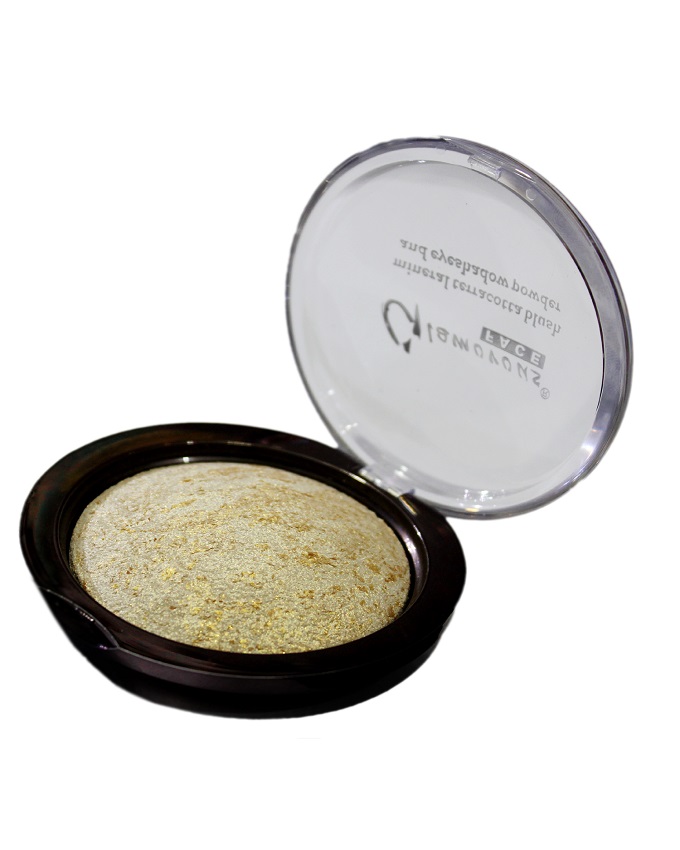 glamorous face highlighter