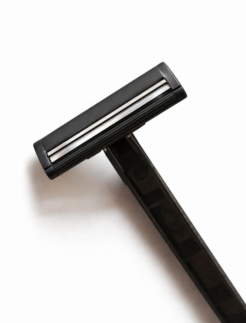 Darcoo Disposable Razor for Men - Twin Blade Shaving Razor - Smooth Shave - Facial and Body Hair Removal - Skin Friendly