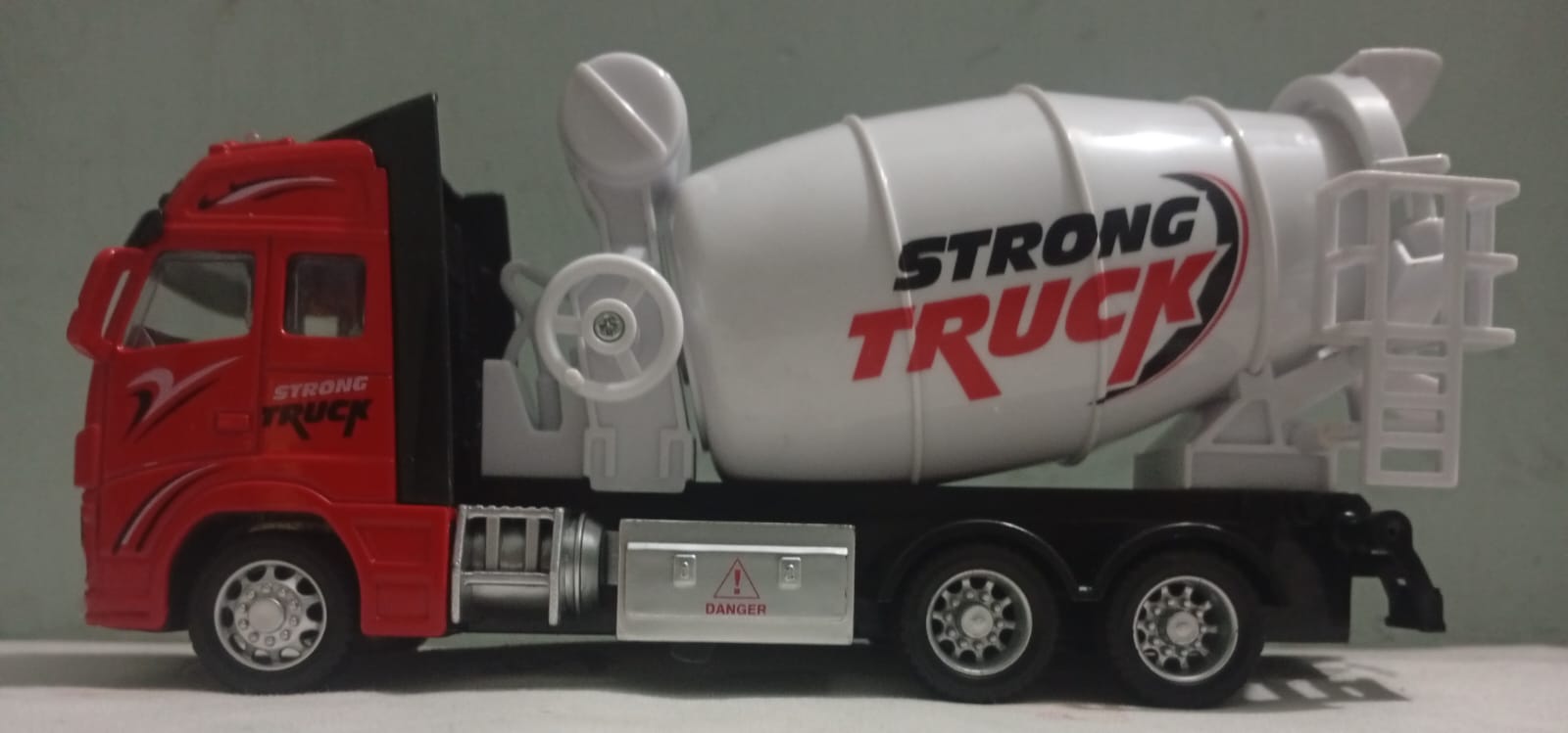 1:32 Concrete Mixer Large Truck Diecast Alloy Model – Pull Back Construction Vehicle Toy with Light & Sound