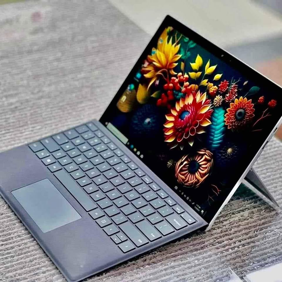 Microsoft surface pro 6 i5 8th generation 8gb 256GB SSD 4GB Intel HD Graphics  2 in 1 tablet laptop with keyboard and charger