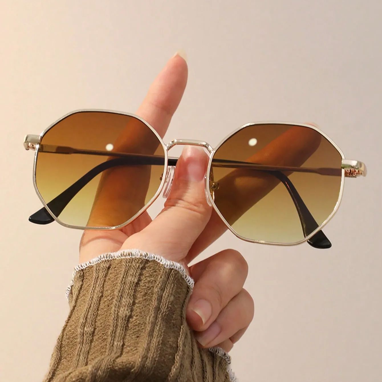 Bestwear.pk Top Notch Minimalist Retro Metal Octagonal Frame Glasses For Girls Men - Unisex Round Metal Frame Sunglasses For Women & Boys - Lightweight Durable Design For Casual & Formal Wear Everyday Eyewear Modern Aesthetic Polycarbonate Lenses