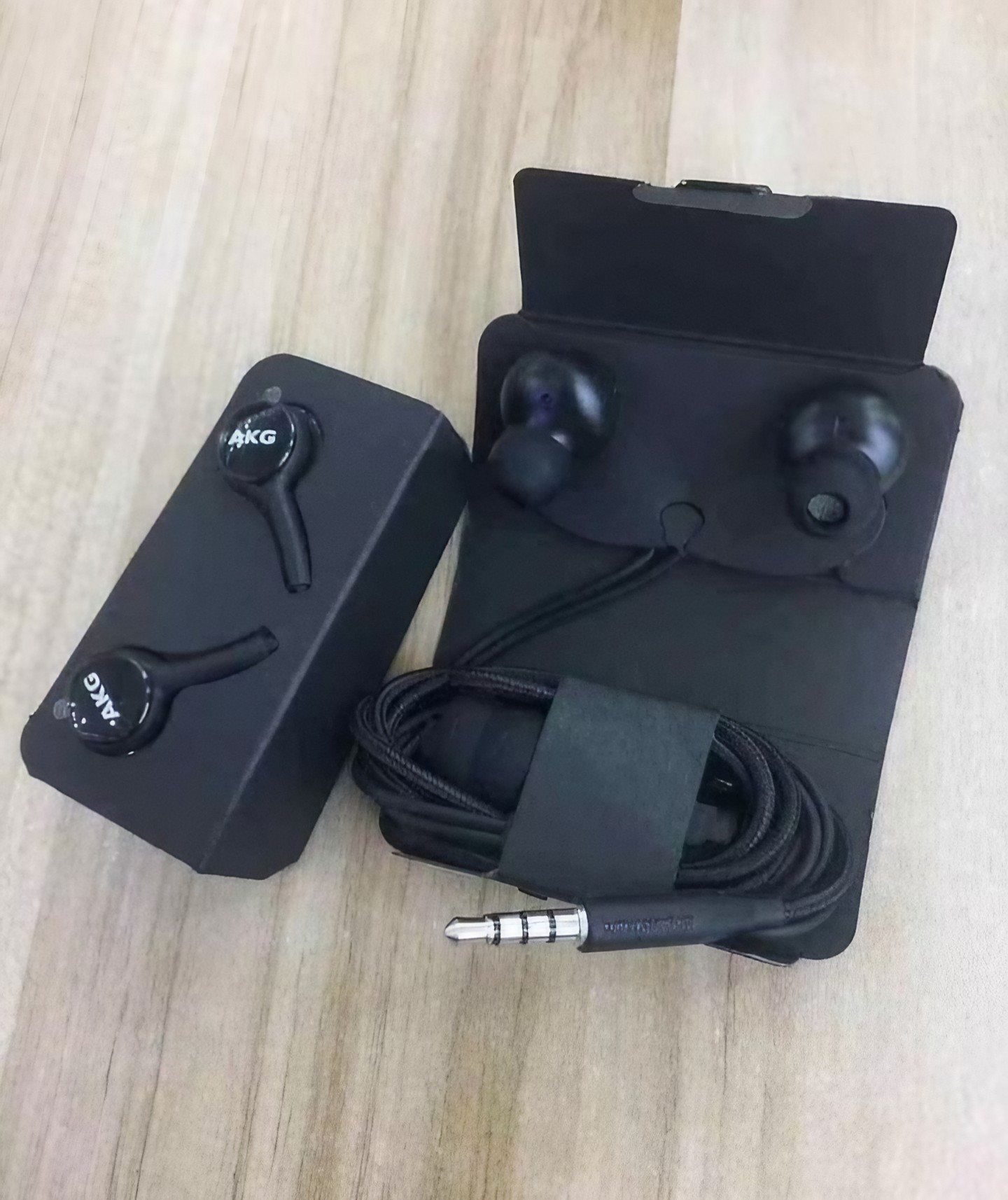 AKG Style Wired Earphones with Mic – 3.5mm Stereo Bass Handsfree for Android & iPhone | High Quality Sound EarbudsPremium AKG style look Deep bass & clear sound Built-in mic for calls Comfortable for long use Universal compatibility Durable and long-lasti price in Pakistan