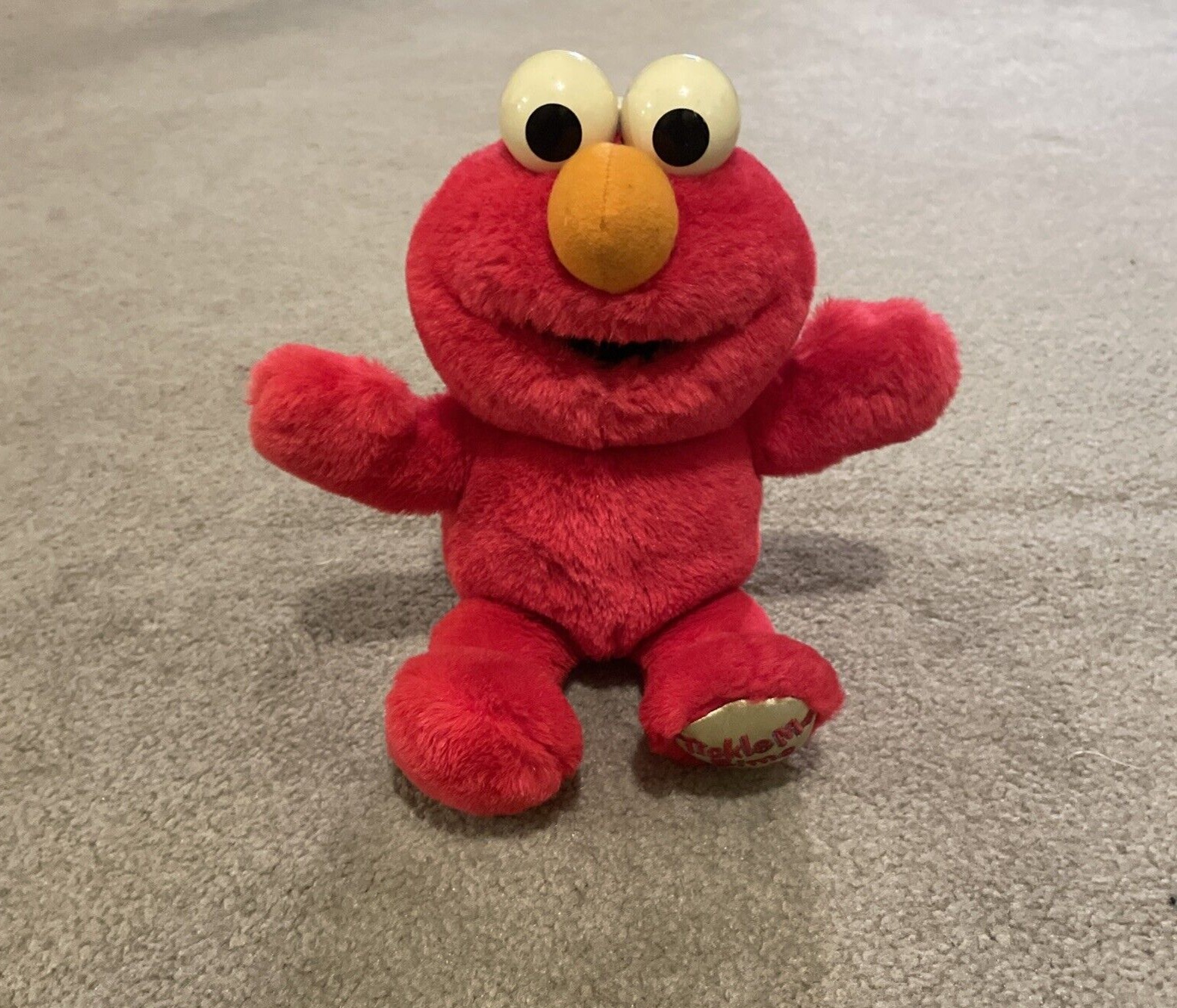 Sesame Street Tickliest Tickle Me Elmo Laughing, Talking, 14-Inch Plush ...