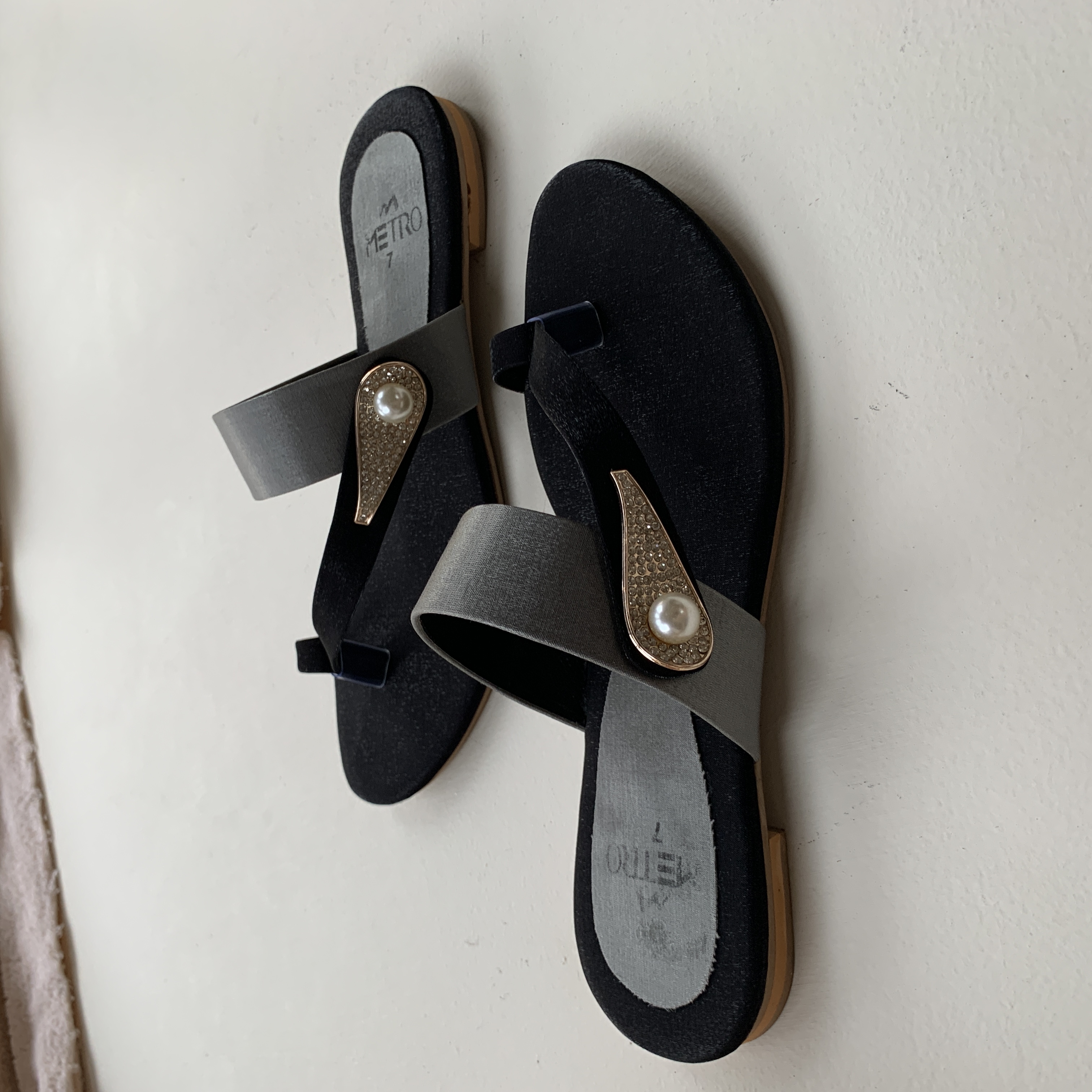 metro flat slippers for ladies